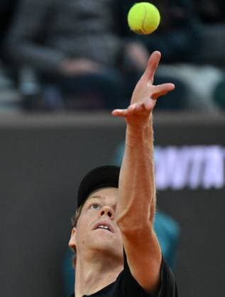 (250516) -- ROME, May 16, 2025 -- Jannik Sinner serves during the men s singles quarter final match between Jannik Sinner of Italy and Casper Ruud of Norway at the ATP, Tennis Herren Italian Open in Rome, Italy, May 15, 2025. (Photo by Xinhua) (SP)ITALY-ROME-TENNIS-ATP-ITALIAN OPEN-JANNIK SINNER VS CASPER RUUD AlbertoxLingria 