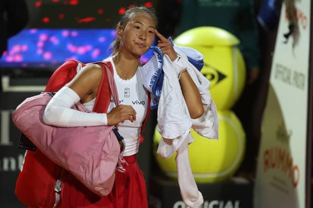 Rome, Italy, italy: Rome, Italy 05 15 2025: Semifinals, women s singles, Qinwen Zheng (CHN) cleans the bench and leaves the court disappointed after the defeat against Gauff Coco (USA) rank 3 during the Internazionali BNL d Italia 2025 WTA, Tennis Damen Masters 1000 women s circuit in Rome at the Foro Italico. Tennis: WTA Masters 1000 Women At Foro Italico In Rome - Semifinals, Women S Singles, Gauff Coco (USA) Rank 3 Vs Qinwen Zheng (CHN)  - ZUMAp169 0818683289st Copyright: xmarcoxiacobuccix