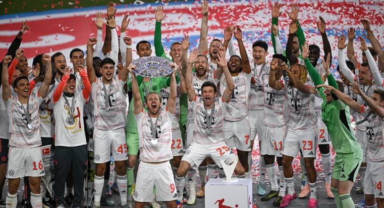 Football 1 Bundesliga Season 2024 2025 33 Matchday FC Bayern Muenchen Borussia Moenchengladbach 10 05 2025 FC Bayern celebrates winning the 34 German Championship Harry Kane center with bowl and team