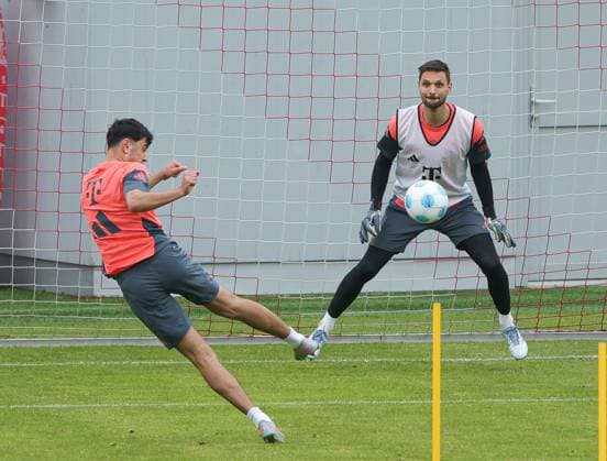 15 05 2025, FC Bayern Training, Saebenerstrasse Muenchen, Soccer ,Sport in pictures Aleksandar Pavlovic FC Bayern Muenchen vs Sven Ulreich FC Bayern Muenchen
