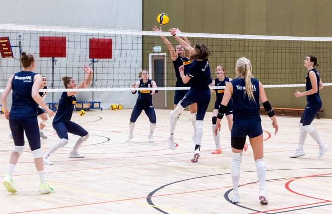 Volleyball, Frauen, Nationalteam Niederlande, Training ARNHEM - The TeamNL Volleyball ladies during a training session prior to a round of Volleyball Nations League play in the Netherlands and the Volleyball World Cup in Thailand. ANP IRIS VAN DEN BROEK xVIxANPxSportx xxANPxIVx 527636376 originalFilename: 527636376.jpg