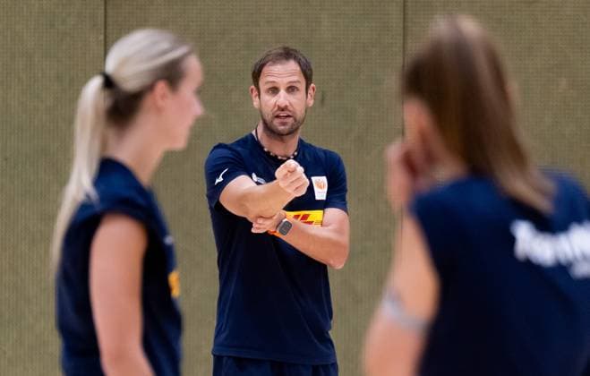 Volleyball, Frauen, Nationalteam Niederlande, Training ARNHEM - National coach Felix Koslowski during a training session of the TeamNL Volleyball Women prior to a round of Volleyball Nations League play in the Netherlands and the Volleyball World Cup in Thailand. ANP IRIS VAN DEN BROEK xVIxANPxSportx xxANPxIVx 527636395 originalFilename: 527636395.jpg
