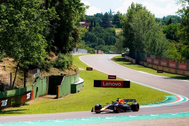 Formula 1 AWS Gran Premio del Made in Italy e dell Emilia-Romagna Alexis Perrin OVERTAKE MAXPPP - Imola 16 05 2025 01 VERSTAPPEN Max (nld), Red Bull Racing, action during the Formula 1 AWS Gran Premio del Made in Italy e dell Emilia-Romagna Grand Prix 2025, the 7th round of the 2025 FIA Formula 1 World Championship, WM, Weltmeisterschaft on the Autodromo Internazionale Enzo e Dino Ferrari from May 15 to 18, 2025, in Imola, Italy Imola Italy  Copyright: xOVERTAKE MAXPPPxAlexisxPerrinx OVT202505169715 OVT202505169715
