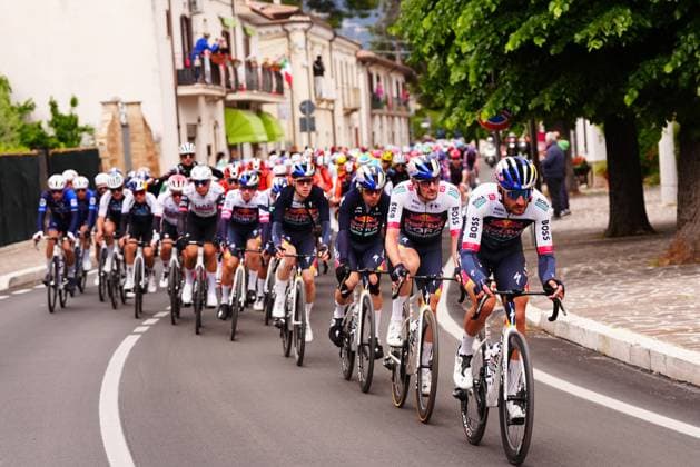 The pack rides cycles during the stage 7 of the Giro d™Italia from Castel di Sangro to Tagliacozzo, Italy - Friday, May 16, 2025. - cycling.  Copyright: xFabioxFerrari LaPressex