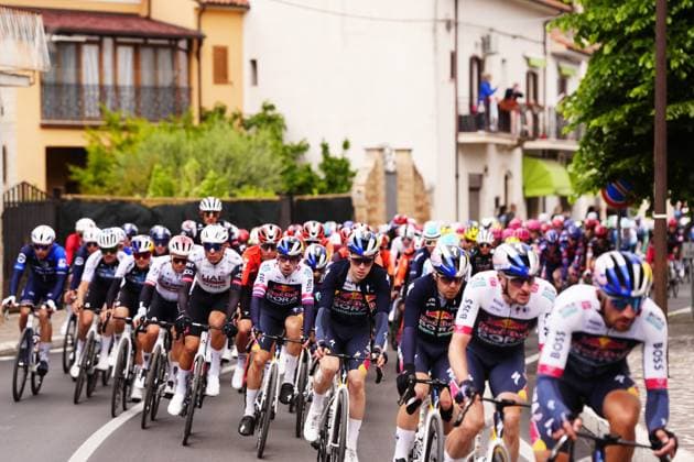 The pack rides cycles during the stage 7 of the Giro d™Italia from Castel di Sangro to Tagliacozzo, Italy - Friday, May 16, 2025. - cycling.  Copyright: xFabioxFerrari LaPressex