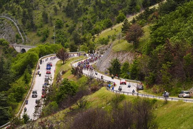 The pack rides cycles during the stage 7 of the Giro d™Italia from Castel di Sangro to Tagliacozzo, Italy - Friday, May 16, 2025. - cycling.  Copyright: xFabioxFerrari LaPressex