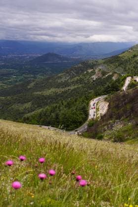 The pack rides cycles during the stage 7 of the Giro d™Italia from Castel di Sangro to Tagliacozzo, Italy - Friday, May 16, 2025. - cycling.  Copyright: xFabioxFerrari LaPressex