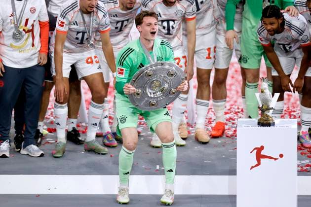 URBIG Jonas Goalkeeper Team FC Bayern Muenchen at the award ceremony with the championship trophy Soccer Bundesliga Season 2024 2025 German Champion 2025 FC Bayern Muenchen FC Bayern Muenchen Borussia Moenchengladbach on 10 05 2025 in Muenchen DFL REGULATIONS PROHIBIT ANY USE OF PHOTOGRAPHS as IMAGE SEQUENCES and or QUASI VIDEO Copyright: xLacixPerenyix