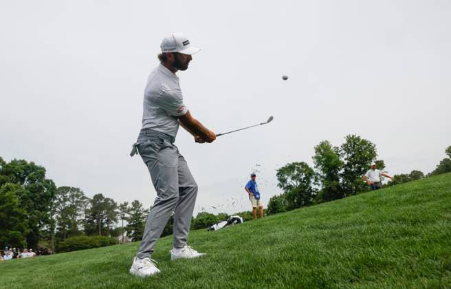 Max Homa chips to the green on the 4th hole during the second round of the 2025 PGA, Golf Herren Championship at the Quail Hollow Golf Club in Charlotte, North Carolina on Friday, May 16, 2025.  CHA20250516640 TANNENxMAURY
