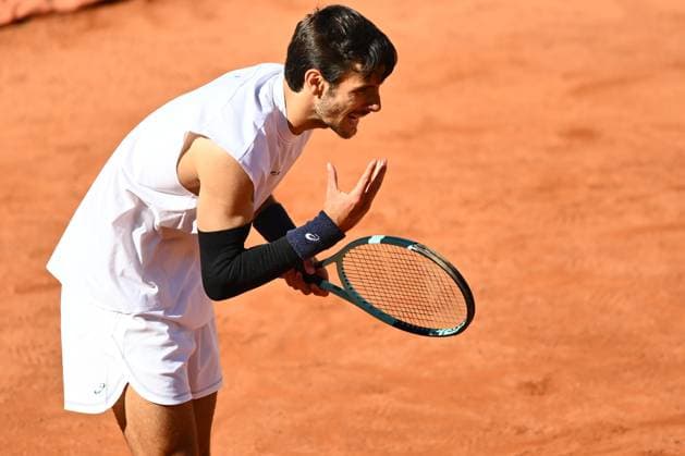 Lorenzo Musetti (ITA) in action against Carlos Alcaraz (ESP) during the Internazionali BNL d Italia Day Twelve at Foro Italico on May 15, 2025 in Rome, Italy.  Copyright: xDomenicoxCippitelli IPAxSportx xipa-agency.netx xx IPA_57781649 IPA_Agency_IPA57781649