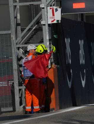 16 05 2025, Autodromo Enzo e Dino Ferrari, Imola, Formula 1 Grand Prix Emilia Romagna 2025 ,in picture A marshal waves the red flag Photo by Hasan Bratic DeFodi Images