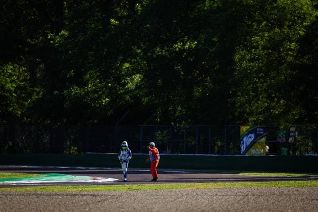 F1 - EMILIA ROMAGNA GRAND PRIX 2025 06 HADJAR Isack (fra), Visa Cash App RB F1 Team VCARB02, action marshall, commissaire de piste, marshal, marshalls, marshals during the Formula 1 AWS Gran Premio del Made in Italy e Dell™Emilia-Romagna 2025, Emilia Romagna Grand Prix 2025, 7th round of the 2025 FIA Formula One World Championship, WM, Weltmeisterschaft from May 16 to 18, 2025 on the Autodromo Internazionale Enzo e Dino Ferrari, in Imola, Italy - ImolaItaly Copyright: xANTONINxVINCENTx
