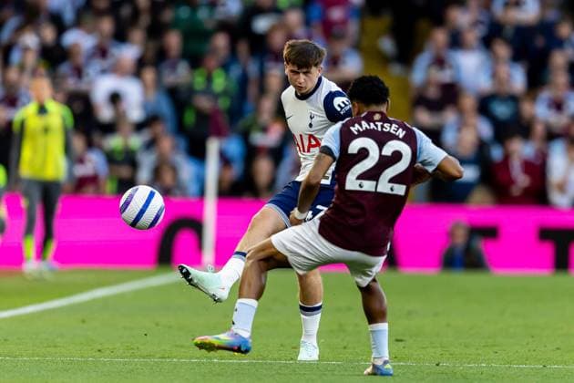 Aston Villa v Tottenham Hotspur Premier League 16 05 2025. Tottenham Hotspur forward Mikey Moore (47) plays a pass during the Premier League match between Aston Villa and Tottenham Hotspur at Villa Park, Birmingham, England on 16 May 2025. Birmingham Villa Park West Midlands England Editorial use only DataCo restrictions apply See www.football-dataco.com , Copyright: xManjitxNarotrax PSI-22096-0022