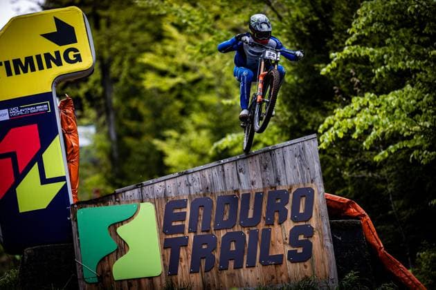 Whoop UCI MTB World Series DHI Worldcup Bielsko BiaÅa PINKERTON Ryan MONDRAKER FACTORY RACING DHat Whoop UCI MTB World Series DHI Worldcup Bielsko BiaÅa, 16 05 2025,in Szczyrk,POL Photo Sebastian Sternemann