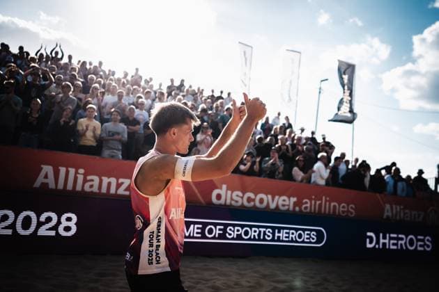 Beach volleyball men Allianz German Beach Tour 2025 Tourstop Düsseldorf 16 05 2025 Luis Kubo thanks the spectators with his thumbs Düsseldorf Robert Lehr Ufer Nordrhein Westfalen Germany
