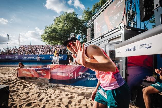 Beach volleyball men Allianz German Beach Tour 2025 Tourstop Düsseldorf 16 05 2025 Niklas Held enters the stadium Düsseldorf Robert Lehr Ufer North Rhine-Westphalia Germany