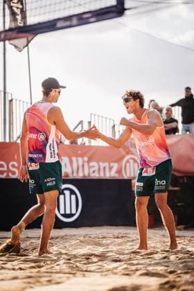 Beach volleyball men Allianz German Beach Tour 2025 Tourstop Düsseldorf 16 05 2025 f l Niklas Held and Hennes Nissen cheer Düsseldorf Robert Lehr Ufer Nordrhein Westfalen Germany