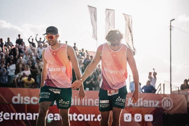 Beach volleyball men Allianz German Beach Tour 2025 Tourstop Düsseldorf 16 05 2025 f l Niklas Held and Hennes Nissen cheer Düsseldorf Robert Lehr Ufer Nordrhein Westfalen Germany