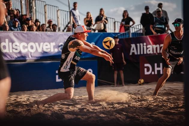 Beach volleyball men Allianz German Beach Tour 2025 Tourstop Düsseldorf 16 05 2025 Martins Plavins takes the ball Düsseldorf Robert Lehr Ufer Nordrhein Westfalen Germany