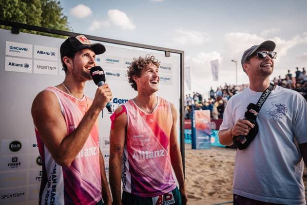 Beach volleyball men Allianz German Beach Tour 2025 Tourstop Düsseldorf 16 05 2025 from left Niklas Held, Hennes Nissen and Tim Noack in the winner interview Düsseldorf Robert Lehr Ufer Nordrhein Westfalen Germany