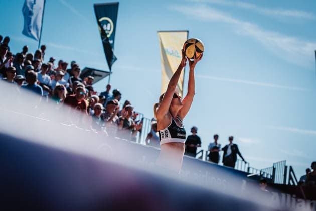 Beach volleyball women Allianz German Beach Tour 2025 Tourstop Düsseldorf 16 05 2025 Karla Borger serving Düsseldorf Robert Lehr Ufer North Rhine-Westphalia Germany