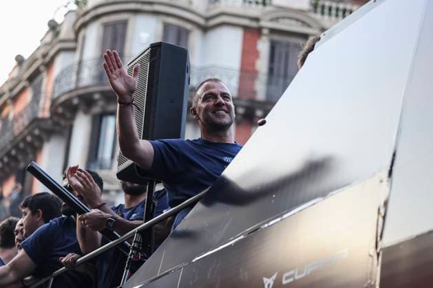Bilder des Jahres 2025, Sport 05 Mai Sport Themen der Woche KW20 Fußball, FC Barcelona feiert mit Korso Gewinn der spanischen Meisterschaft May 16, 2025, Barcelona, Barcelona, SPAIN: Hansi Flick during the celebration of the Rua of FC Barcelona, Barca for the title of Spanish league, La Liga EA Sports, through the streets of Barcelona on May 16, 2025 in Barcelona, Spain. Barcelona SPAIN - ZUMAa181 20250516_zaa_a181_072 Copyright: xJavierxBorregox