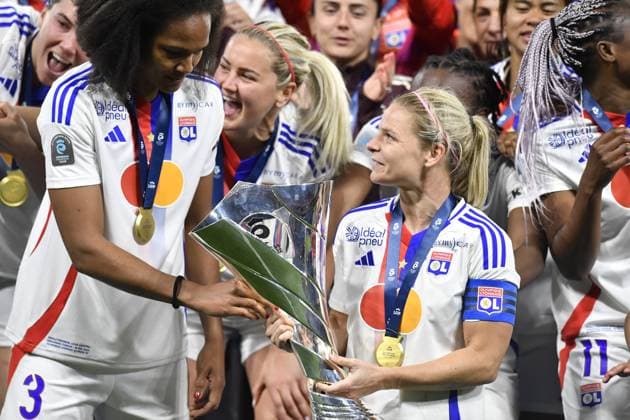 FOOTBALL FEMININ : Olympique Lyonnais vs PSG - Groupama stadium Decines-Charpieu - Lyon 16 05 2025 Eugenie LE SOMMER with te trophe after winner the final French Arkema Womens football match between Olympique Lyonnais and PSG at the Groupama stadium in Decines-Charpieu near Lyon, France on May 16, 2025. LYONFrance  Copyright: xMOURADxALLILIx
