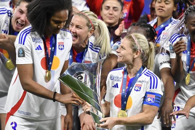 FOOTBALL FEMININ : Olympique Lyonnais vs PSG - Groupama stadium Decines-Charpieu - Lyon 16 05 2025 Eugenie LE SOMMER with te trophe after winner the final French Arkema Womens football match between Olympique Lyonnais and PSG at the Groupama stadium in Decines-Charpieu near Lyon, France on May 16, 2025. LYONFrance  Copyright: xMOURADxALLILIx