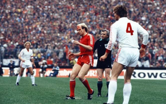 Archivbilder der Woche SPORT KW20 01.05.82 DFB-Pokal Finale 1982 FC Bayern München - 1. FC Nürnberg Deutschland, Frankfurt, 01.05.1982, Fussball, DFB-Pokal, Saison 1981 1982, Finale in Frankfurt, FC Bayern München - 1. FC Nürnberg (4:2): v.l. Dieter Hoeneß (FC Bayern München), Gerd Hennig (Schiedsrichter); Verletzung Verband Kopf Turban Blut. *** 01 05 82 DFB Pokal Final 1982 FC Bayern München 1 FC Nürnberg Germany, Frankfurt, 01 05 1982, Soccer, DFB Pokal, Season 1981 1982, Final in Frankfurt, FC Bayern München 1 FC Nürnberg 4 2 v l Dieter Hoeneß FC Bayern München , Gerd Hennig Referee Injury Association Head Turban Blood