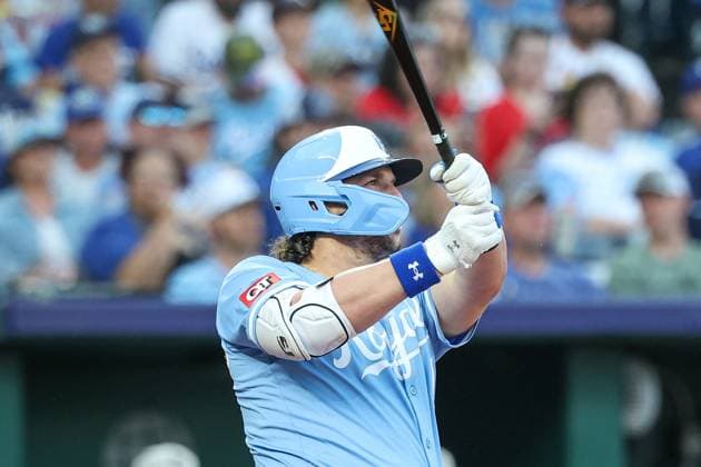 MLB, Baseball Herren, USA 2025: Cardinals Vs Royals MAY 16 May 16, 2025: Kansas City Royals first baseman Vinnie Pasquantino (9) watches his solo home run during the fourth inning against the St. Louis Cardinals at Kauffman Stadium in Kansas City, MO. David Smith CSM (Credit Image: Â David Smith Cal Media) Kansas City Mo United States of America EDITORIAL USE ONLY Copyright: xx ZUMA-20250516_zma_c04_023.jpg DavidxSmithx csmphotothree383657