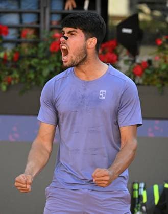 (250517) -- ROME, May 17, 2025 -- Carlos Alcaraz celebrates after winning the men s singles semifinal match between Carlos Alcaraz of Spain and Lorenzo Musetti of Italy at the ATP, Tennis Herren Italian Open in Rome, Italy, May 16, 2025. (Photo by Xinhua) (SP)ITALY-ROME-TENNIS-ATP-ITALIAN OPEN-CARLOS ALCARAZ VS LORENZO MUSETTI AlbertoxLingria 