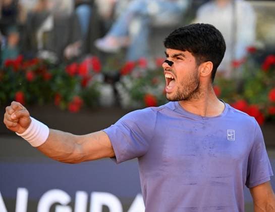 (250517) -- ROME, May 17, 2025 -- Carlos Alcaraz celebrates after winning the men s singles semifinal match between Carlos Alcaraz of Spain and Lorenzo Musetti of Italy at the ATP, Tennis Herren Italian Open in Rome, Italy, May 16, 2025. (Photo by Xinhua) (SP)ITALY-ROME-TENNIS-ATP-ITALIAN OPEN-CARLOS ALCARAZ VS LORENZO MUSETTI AlbertoxLingria 