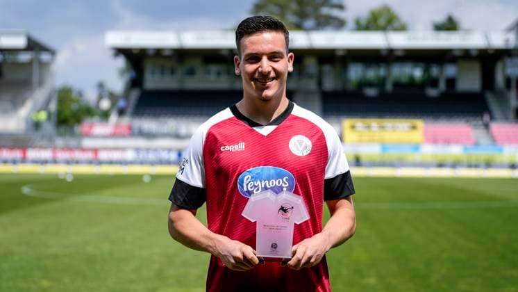 Said El Mala Viktoria, 22 with the award as Newcomer of the Year 2024 25, which is awarded for the first time this season, Newcomer Award, Award, Single Image, Single Photo, Action, Action, 17 05 2025, Sandhausen Germany , Football, 3 Liga, SV Sandhausen FC Viktoria Köln, DFB DFL REGULATIONS PROHIBIT ANY USE OF PHOTOGRAPHS AS IMAGE SEQUENCES AND OR QUASI VIDEO xozx