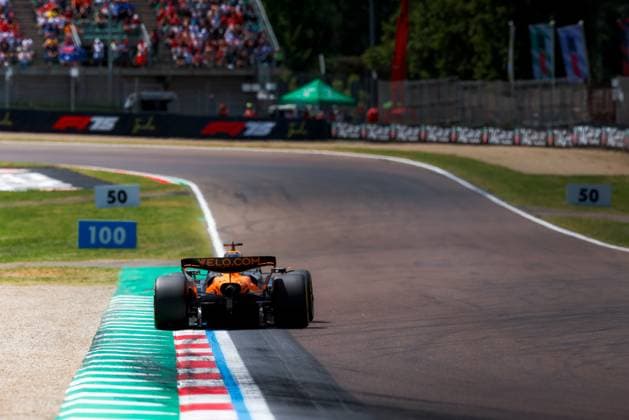 Formula 1 AWS Gran Premio del Made in Italy e dell Emilia-Romagna Alexis Perrin OVERTAKE MAXPPP - Imola 17 05 2025 81 PIASTRI Oscar (aus), McLaren F1 Team, action during the Formula 1 AWS Gran Premio del Made in Italy e dell Emilia-Romagna Grand Prix 2025, the 7th round of the 2025 FIA Formula 1 World Championship, WM, Weltmeisterschaft on the Autodromo Internazionale Enzo e Dino Ferrari from May 15 to 18, 2025, in Imola, Italy Imola Italy  Copyright: xOVERTAKE MAXPPPxAlexisxPerrinx OVT202505172447 OVT202505172447