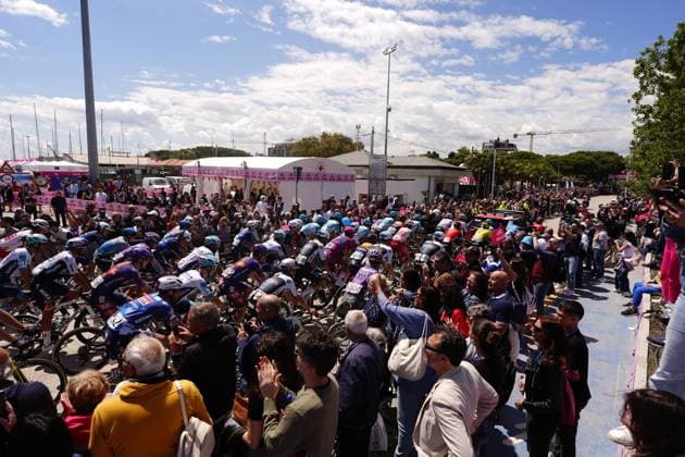 gestures as he awaits the start of the during the stage 8 of the Giro d™Italia from Giulianova to Castelraimondo, Italy - Saturday, May 17, 2025. - cycling.  Copyright: xFabioxFerrari LaPressex
