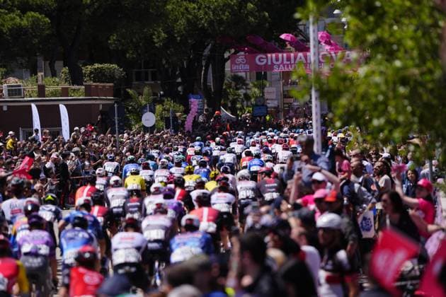 gestures as he awaits the start of the during the stage 8 of the Giro d™Italia from Giulianova to Castelraimondo, Italy - Saturday, May 17, 2025. - cycling.  Copyright: xFabioxFerrari LaPressex