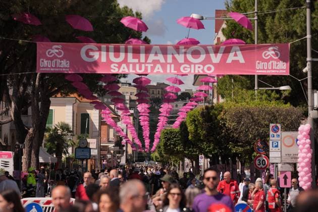 gestures as he awaits the start of the during the stage 8 of the Giro d™Italia from Giulianova to Castelraimondo, Italy - Saturday, May 17, 2025. - cycling.  Copyright: xMarcoxAlpozzi LaPressex