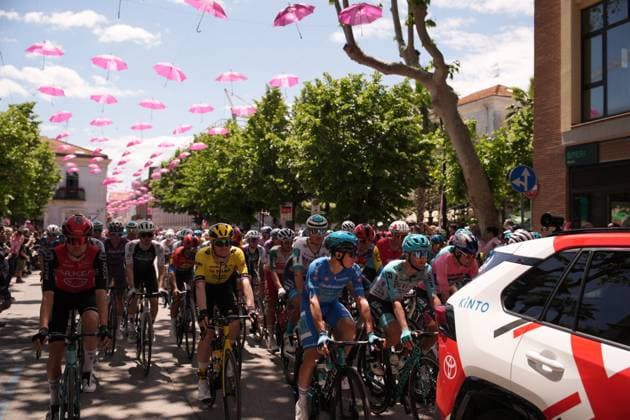 gestures as he awaits the start of the during the stage 8 of the Giro d™Italia from Giulianova to Castelraimondo, Italy - Saturday, May 17, 2025. - cycling.  Copyright: xMarcoxAlpozzi LaPressex