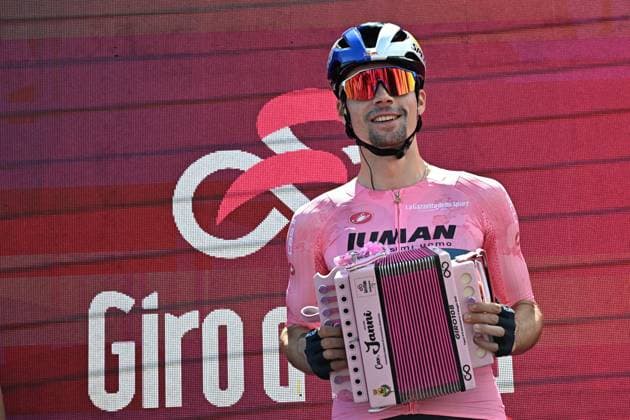May 17, 2025, Giulianova, ITALY: Slovenian rider Primoz Roglic of Red Bull - Bora - Hansgrohe team wearing the overall leader s pink jersey witha little pink philarmonic, on the signing in podium ahead the departure of the 8th stage of the 108 Giro d Italia 2025, cycling race over 197 km from Giulianova to Castelraimondo, Italy, 17 May 2025. ANSA LUCA ZENNARO Giro D Italia Cycling Tour: Stage 8  - ZUMAa110 20250517_zaf_a110_039 Copyright: xLucaxZennarox