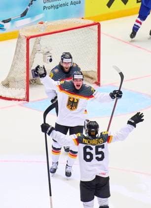 Eishockey, WM, USA - Deutschland Wojciech Stachowiak Nr. 19 of Germany scores, shoots goal , Tor, Treffer, Torschuss, 3-3 and celebrate with Marc Michaelis Nr.65 of Germany Justin Schütz Nr.74 of Germany in the preliminary round match USA - GERMANY of the IIHF Ice hockey, Eishockey World Championship, WM, Weltmeisterschaft Group B in Jyske Bank Boxen Arena in Herning, Denmark, May 17, 2025. Season 2024 2025