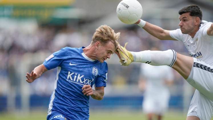 Sport Themen der Woche KW20 Sport Bilder des Tages 17.05.2025, Hänsch-Arena, Meppen, GER, Regionalliga Nord, 34. Spieltag: SV Meppen vs 1. FC Phönix Lübeck, Kopfball Dominique Domröse (SV Meppen 2) DFL REGULATIONS PROHIBIT ANY USE OF PHOTOGRAPHS AS IMAGE SEQUENCES AND OR QUASI-VIDEO. Meppen Niedersachsen Germany Hänsch-Arena *** 17 05 2025, Hänsch Arena, Meppen, GER, Regionalliga Nord, 34 Matchday SV Meppen vs 1 FC Phönix Lübeck, Header Dominique Domröse SV Meppen 2 DFL REGULATIONS PROHIBIT ANY USE OF PHOTOGRAPHS AS IMAGE SEQUENCES AND OR QUASI VIDEO Meppen Lower Saxony Germany Hänsch Arena