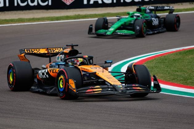 F1 - EMILIA ROMAGNA GRAND PRIX 2025 81 PIASTRI Oscar (aus), McLaren F1 Team MCL39, action during the Formula 1 AWS Gran Premio del Made in Italy e Dell™Emilia-Romagna 2025, Emilia Romagna Grand Prix 2025, 7th round of the 2025 FIA Formula One World Championship, WM, Weltmeisterschaft from May 16 to 18, 2025 on the Autodromo Internazionale Enzo e Dino Ferrari, in Imola, Italy - ImolaItaly  Copyright: xJavierxJimenezx