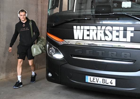 17 05 2025, xsltx, Soccer 1 Bundesliga, FSV Mainz 05 Bayer 04 Leverkusen v l Last business trip for Florian Wirtz Bayer 04 Leverkusen in Bayer DFL DFB REGULATIONS PROHIBIT ANY USE OF PHOTOGRAPHS as IMAGE SEQUENCES and or QUASI VIDEO