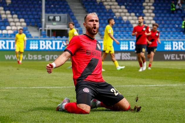 17 05 2025, xavx, Fussball 3 Liga, SV Wehen Wiesbaden Alemannia Aachen v l Fatih Kaya SV Wehen Wiesbaden celebrate the goal, Der Torjubel zum 2 1 DFL DFB REGULATIONS PROHIBIT ANY USE OF PHOTOGRAPHS as IMAGE SEQUENCES and or QUASI VIDEO Wiesbaden