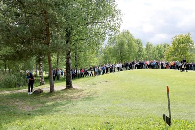 GOLF - Goesser Open 2025 MARIA LANKOWITZ,AUSTRIA,17.MAY.25 - GOLF - Alps Tour, Goesser Open, GC Erzherzog Johann. Image shows Timon Baltl (AUT) and visitors.  GEPAxpictures xHansxOberlaender