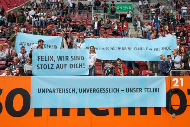 Sport Themen der Woche KW20 Verabschiedung von Schiedsrichter, Referee, Dr. Felix Brych durch seine Familie, FC Augsburg vs. 1. FC Union Berlin, Fussball, 1. Bundesliga, 34. Spieltag, 17.05.2025 DFB regulations prohibit any use of photographs as image sequences and or quasi-video Augsburg Bayern Deutschland *** Farewell to referee, Referee, Dr. Felix Brych by his family, FC Augsburg vs 1 FC Union Berlin, Football, 1 Bundesliga, 34 Matchday, 17 05 2025 DFB regulations prohibit any use of photographs as image sequences and or quasi video Augsburg Bayern Germany Copyright: xkolbert-press ChristianxKolbertx
