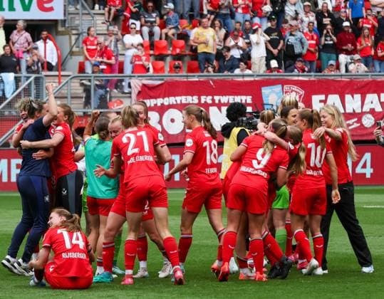 Fußball, Frauen, Twente Enschede feiert den Gewinn der Meisterschaft in den Niederlanden 2025-05-17 FC Twente v AZ - Dutch Azerion Women s Eredivisie ENSCHEDE, NETHERLANDS - MAY 17: Players of FC Twente celebrating winning the Azerion Women™s Eredivisie during the Dutch Azerion Women s Eredivisie match between FC Twente and AZ at Grolsch Veste on May 17, 2025 in Enschede, Netherlands. Enschede Grolsch Veste Netherlands Content not available for redistribution in The Netherlands directly or indirectly through any third parties. Copyright: xPeterxLousx