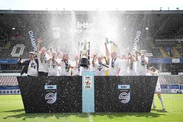 Fußball, Frauen, OH Leuven feiert den Gewinn der Meisterschaft in Belgien OH Leuven Women v RSCA Women - Lotto Super League HEVERLEE, BELGIUM - MAY 17 : The team of OH Leuven Women celebrates after winning the championship during the Lotto Super League match between OH Leuven Women and RSCA Women on May 17, 2025 in Heverlee, Belgium, 17 05 2025 Heverlee Belgium  Copyright: xTomasxSiskx