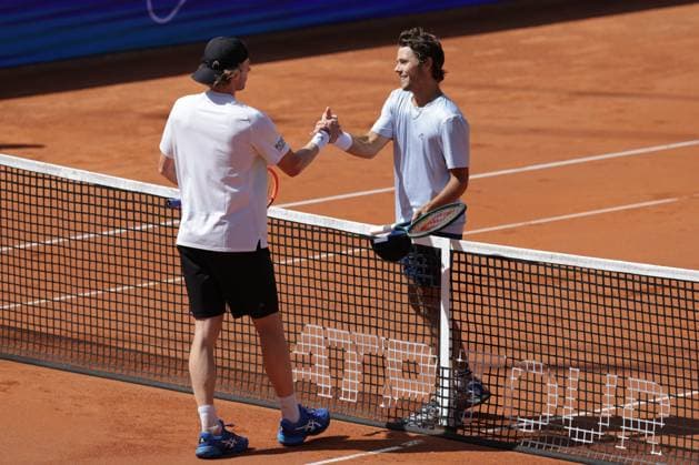 GER, Hamburg, xFSx, ATP500 Mens Tennis Tournament Bitpanda Hamburg Open 2025, 17 05 2025 Max Wiskandt GER congratulates Aleksandar Kovacevic USA , on his victory Copyright: HMBxMedia FernandoxSoares