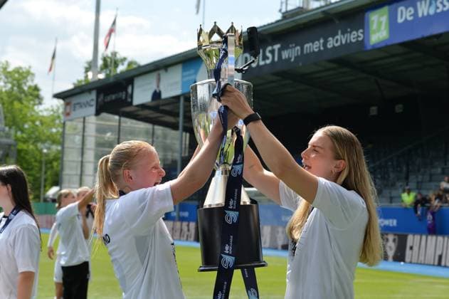 Fußball, Frauen, OH Leuven feiert den Gewinn der Meisterschaft in Belgien OHL s players celebrate after winning a soccer match between Oud-Heverlee Leuven and RSCA Women, Saturday 17 May 2025 in Heverlee, on day 6 (out of 6) of the Play-offs of the 2024-2025 Super League Women first division of the Belgian championship. JILLxDELSAUX  x123914493x